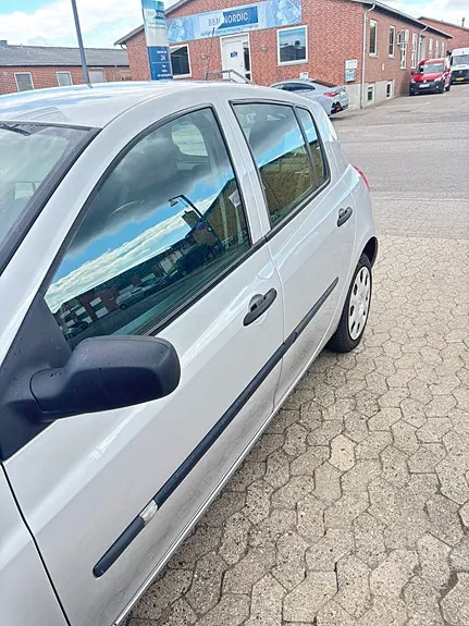 Renault Clio Iii 2009 photo 2