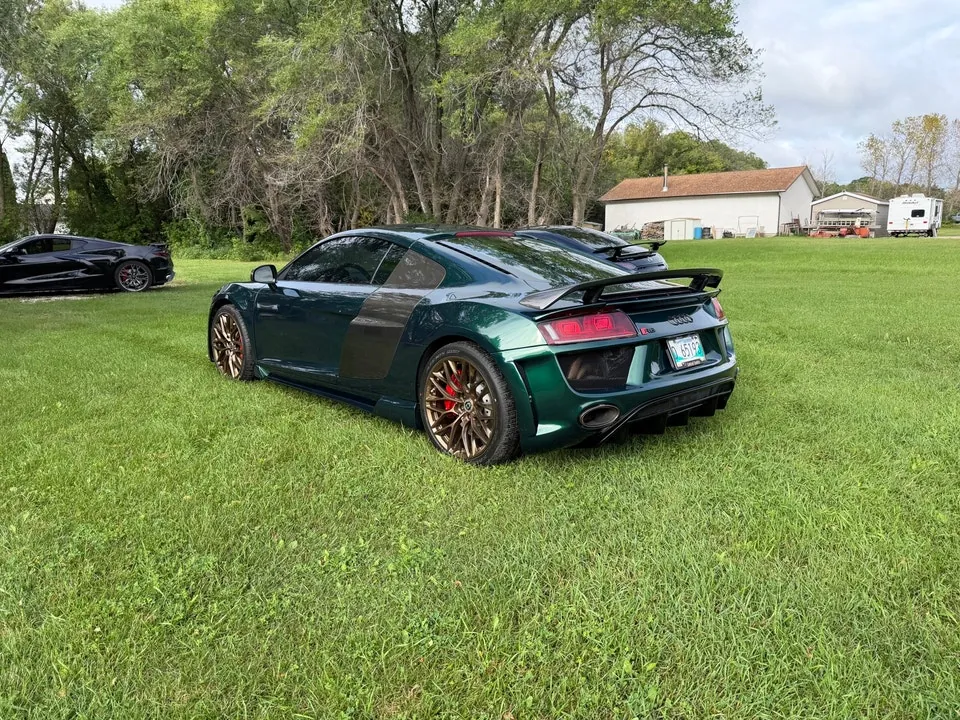 Audi R8 2010 photo 5