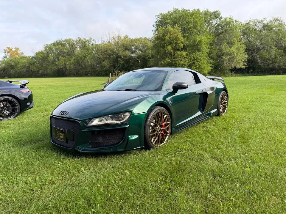 Audi R8 2010 photo 2