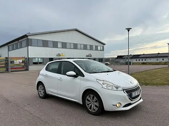 Peugeot 208 2013 photo 3