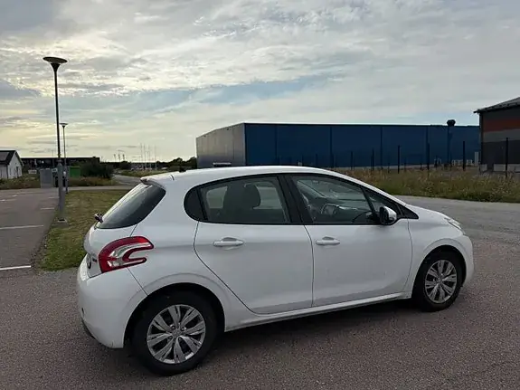 Peugeot 208 2013 photo 2