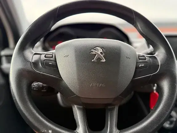 Peugeot 208 2013 photo 4