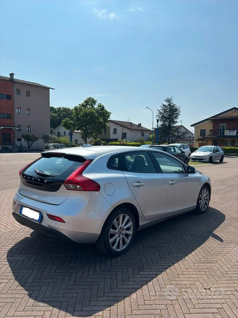 Volvo V40 2012 photo 2