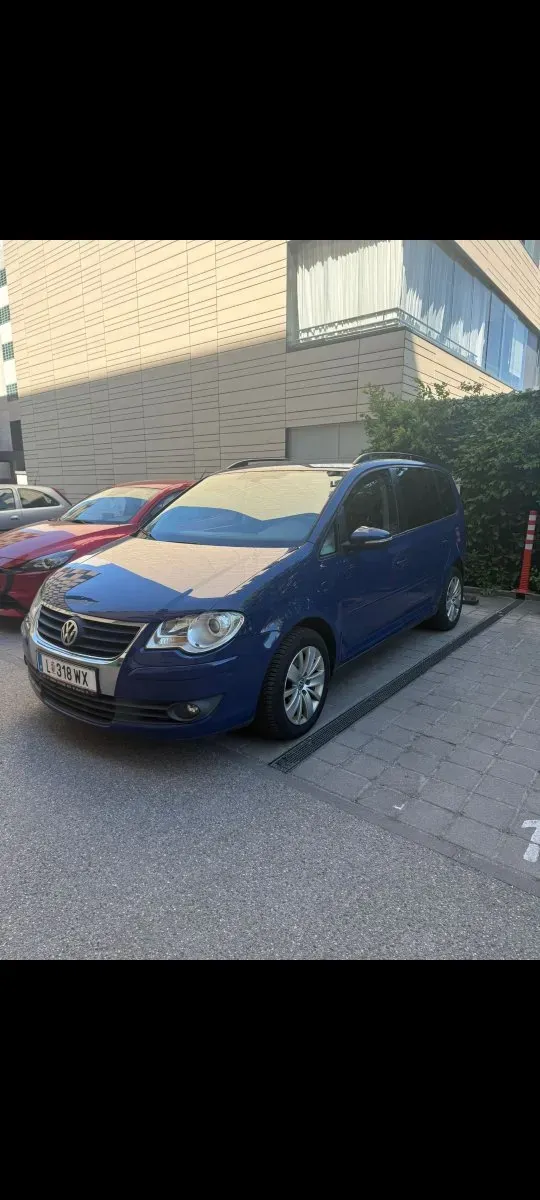 Volkswagen Touran 2009 photo 2