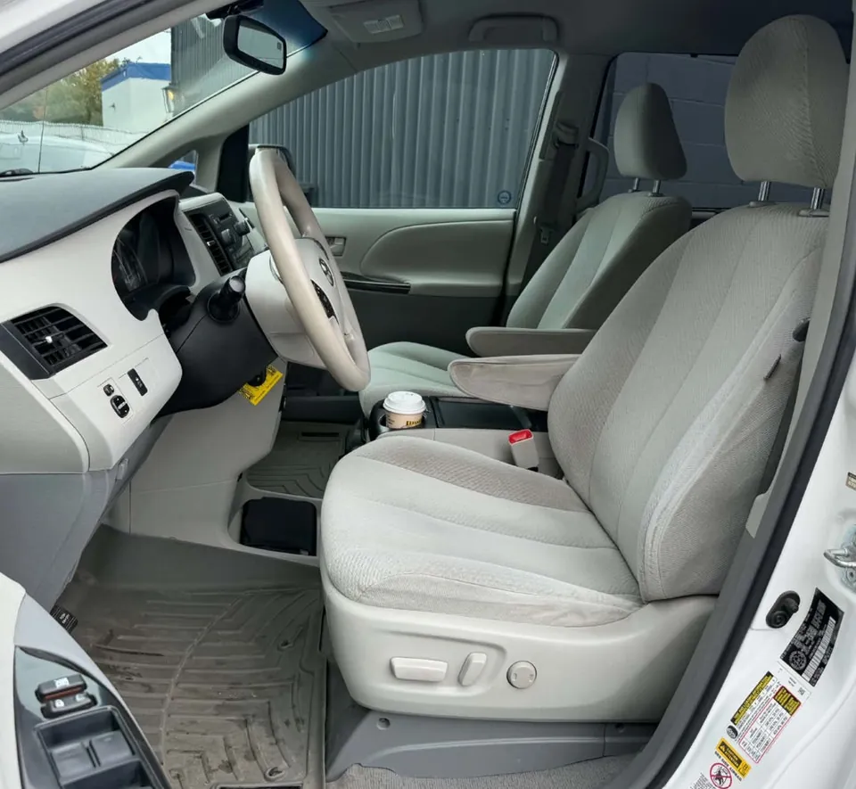 Toyota Sienna 2011 photo 4