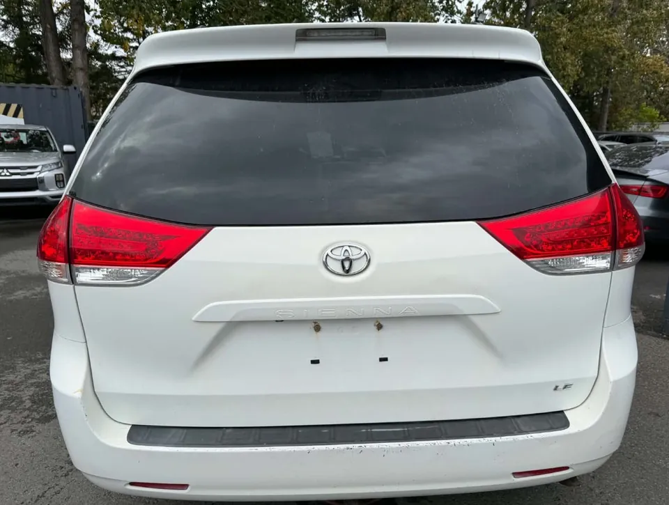 Toyota Sienna 2011 photo 3