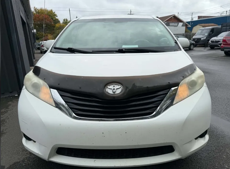 Toyota Sienna 2011 photo 2