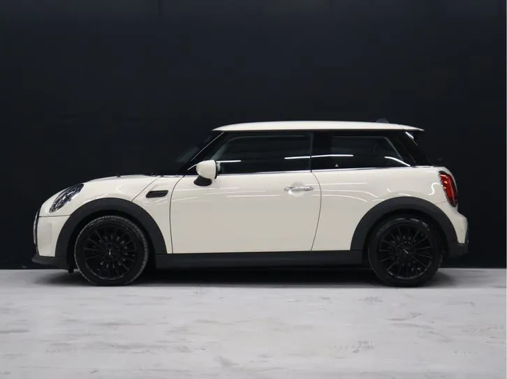 Mini 3 Door 2022 photo 2