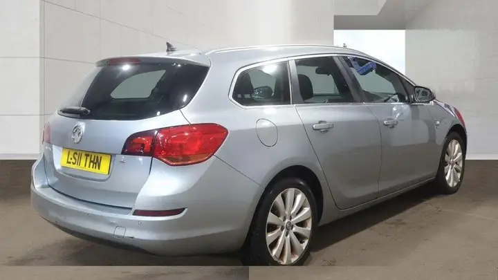 Vauxhall Astra 2011 photo 2