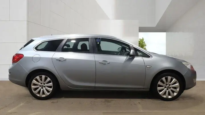 Vauxhall Astra 2011 photo 3