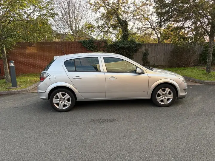 Vauxhall Astra 2009 photo 3