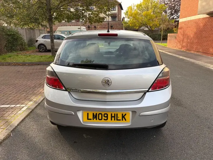 Vauxhall Astra 2009 photo 4