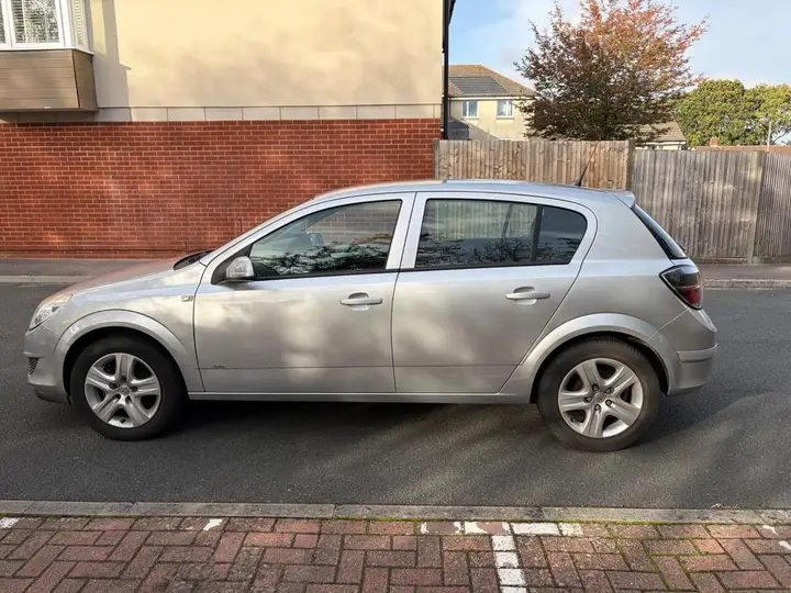 Vauxhall Astra 2009 photo 2