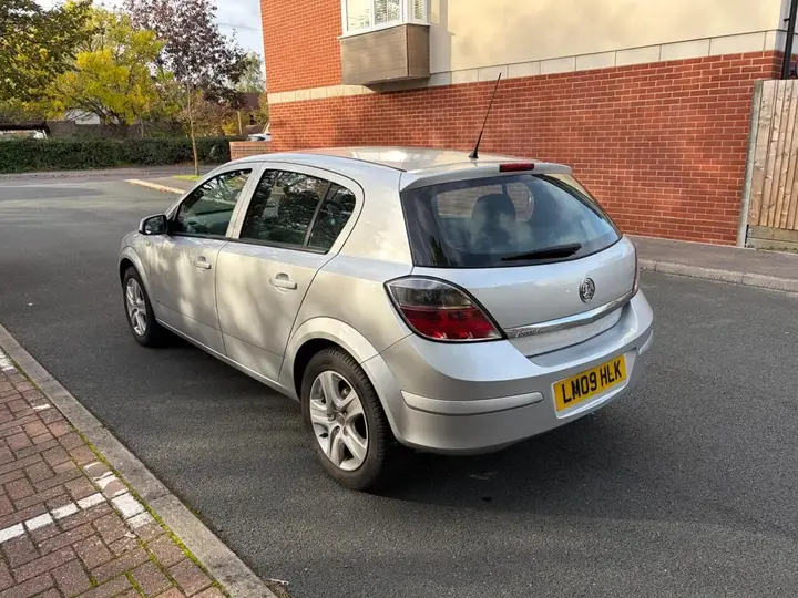 Vauxhall Astra 2009 photo 5
