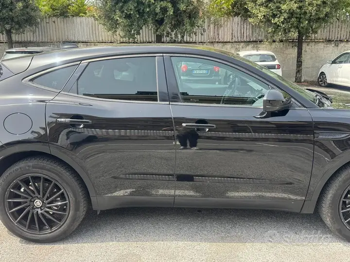 Jaguar E-Pace 2018 photo 2