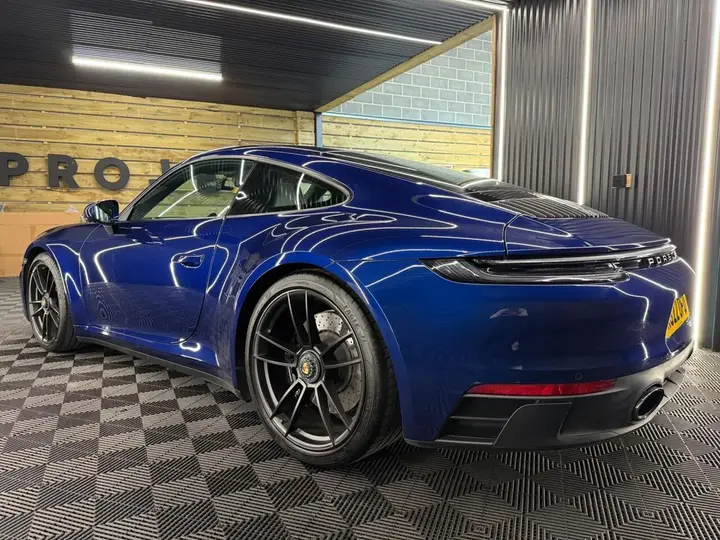 Porsche 911 2022 photo 2