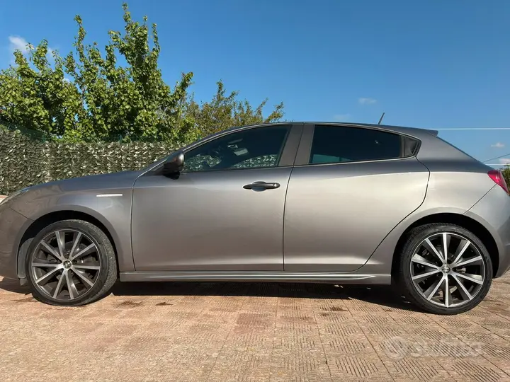 Alfa Romeo Giulietta 2016 photo 2