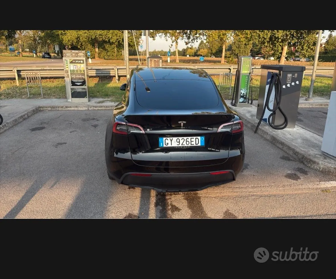 Tesla Model Y 2023 photo 2
