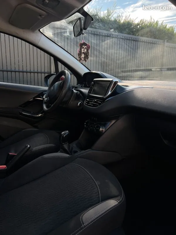 Peugeot 208 2016 photo 3
