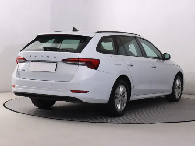 Skoda Octavia Combi 2021 photo 4