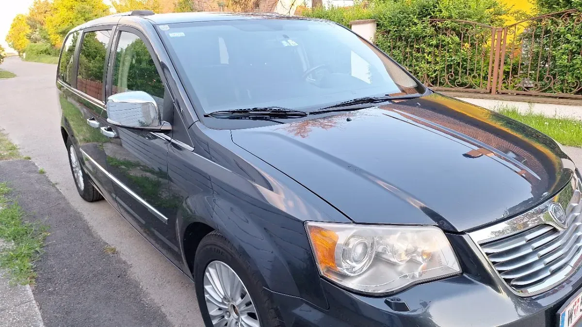 Lancia Voyager 2013 photo 3