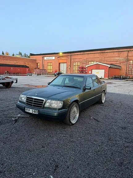 Mercedes-Benz E200 1995 photo 4