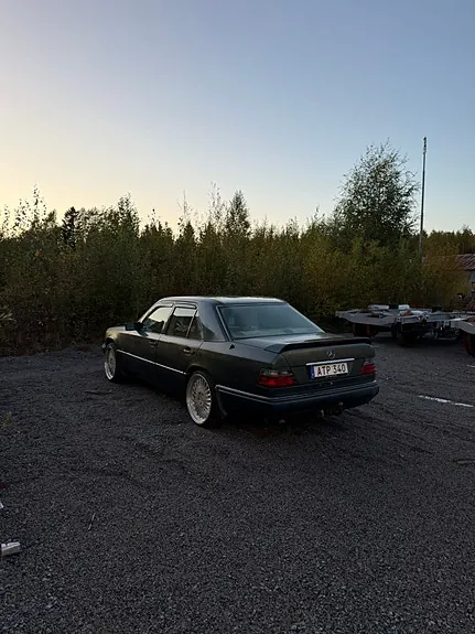 Mercedes-Benz E200 1995 photo 3