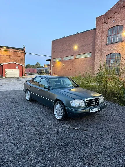 Mercedes-Benz E200 1995 photo 2