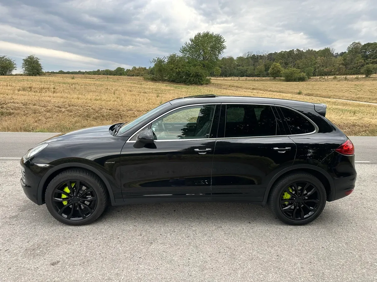 Porsche Cayenne 2011 photo 2