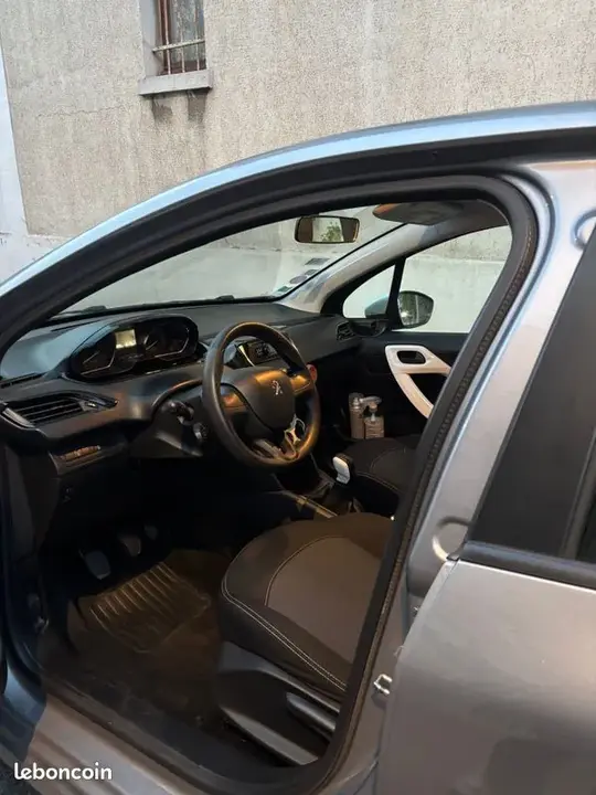 Peugeot 208 2019 photo 3