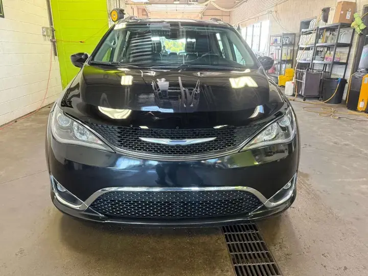 Chrysler Pacifica 2017 photo 2