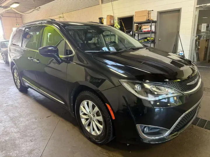 Chrysler Pacifica 2017 photo 3