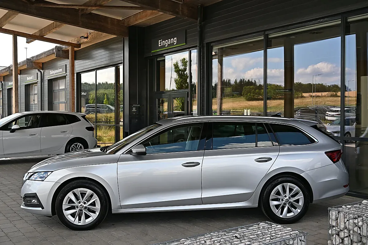 Skoda Octavia 2023 photo 2