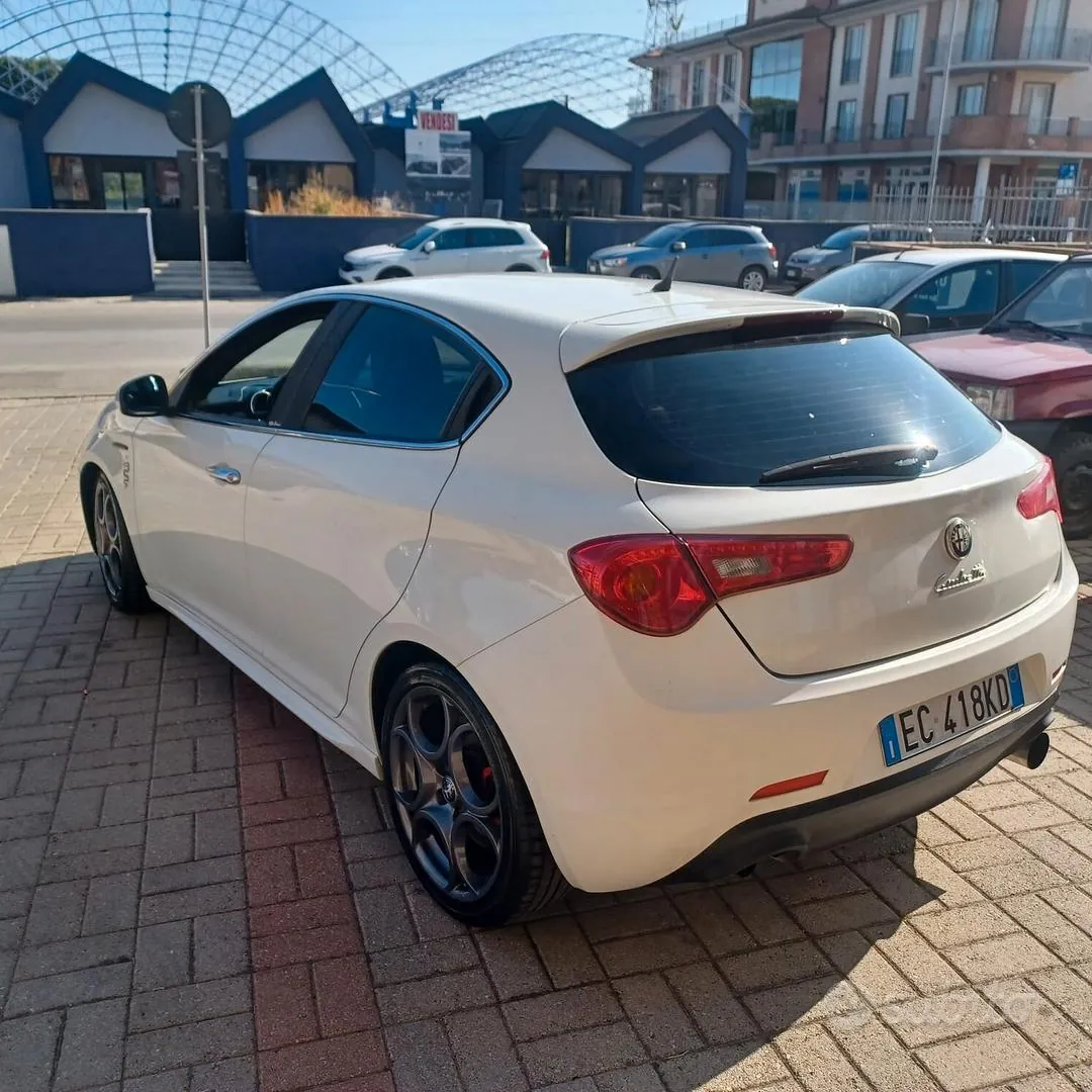 Alfa Romeo Giulietta 2010 photo 3