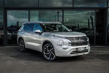 Mitsubishi Outlander 2023 photo 2