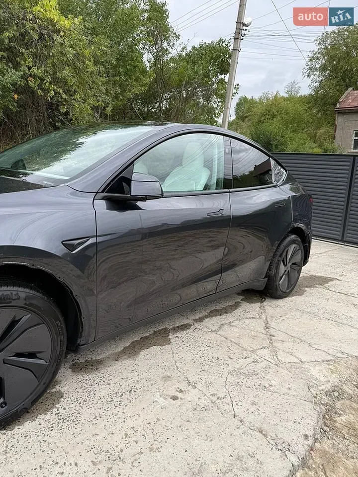 Tesla Model Y 2025 photo 4