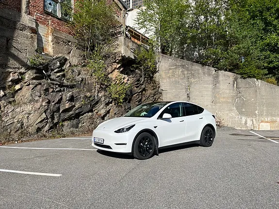 Tesla Model Y 2024 photo 2