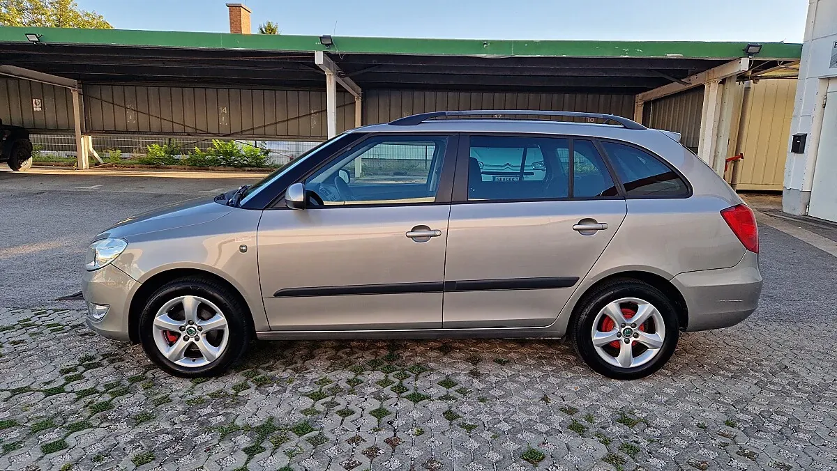 Skoda Fabia 2012 photo 2