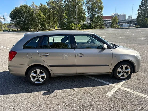 Skoda Fabia 2008 photo 4