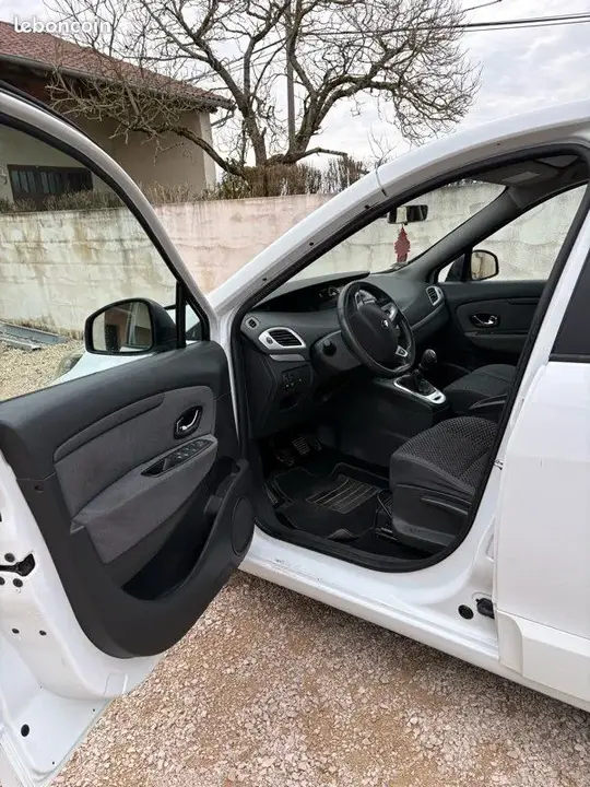 Renault Scenic 2011 photo 3