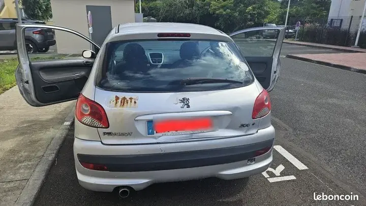 Peugeot 206 2011 photo 2