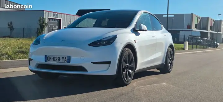 Tesla Model Y 2023 photo 2