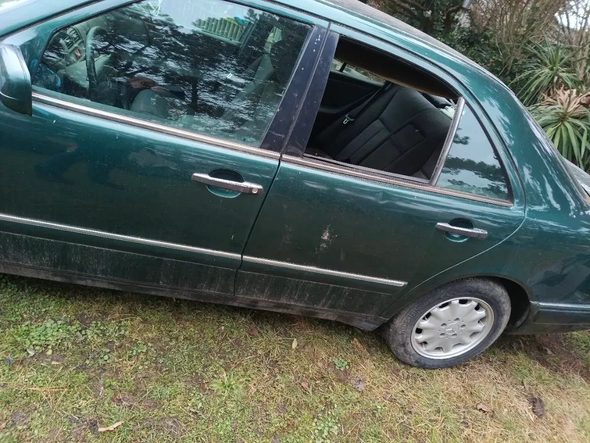 Mercedes-Benz E-Class 1997 photo 3