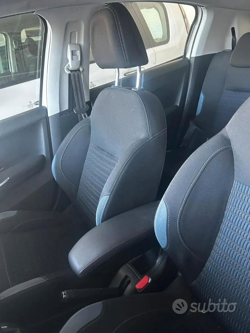 Peugeot 208 2013 photo 3
