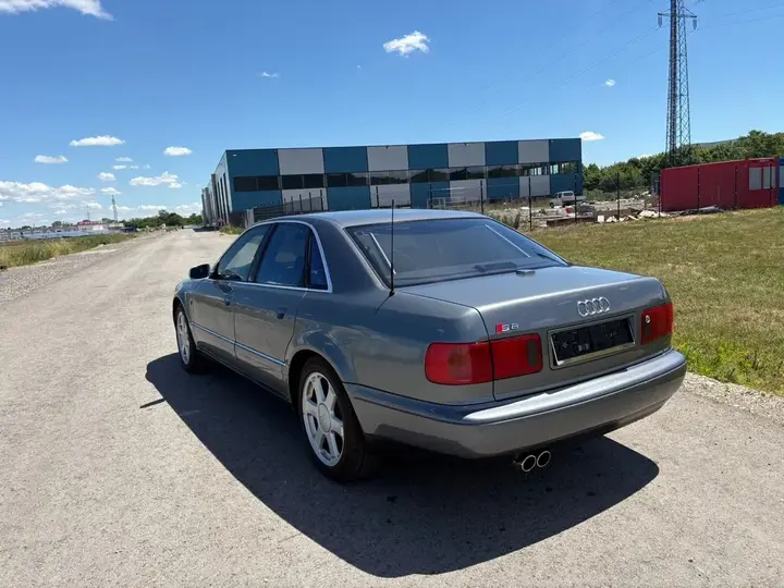 Audi A8 1998 photo 2