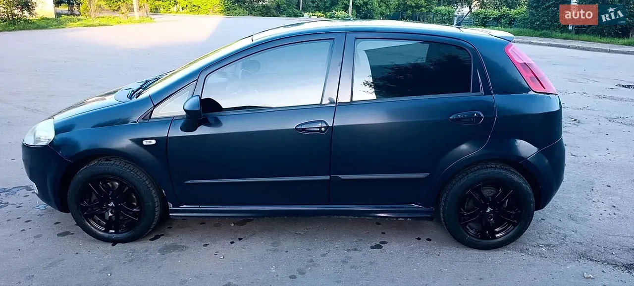 Fiat Grande Punto 2011 photo 2