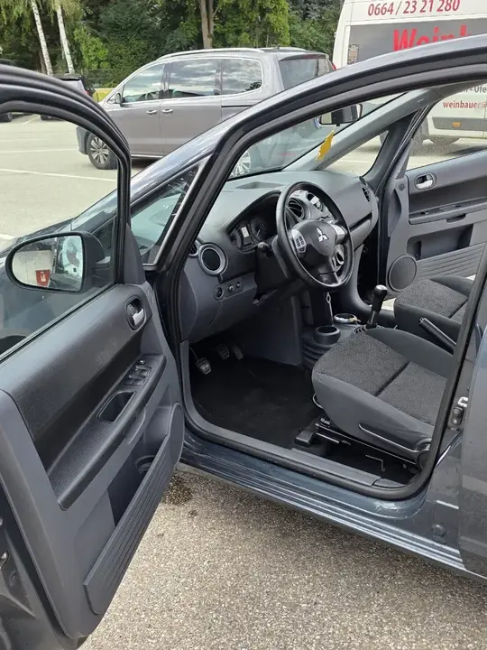 Mitsubishi Colt 2010 photo 2