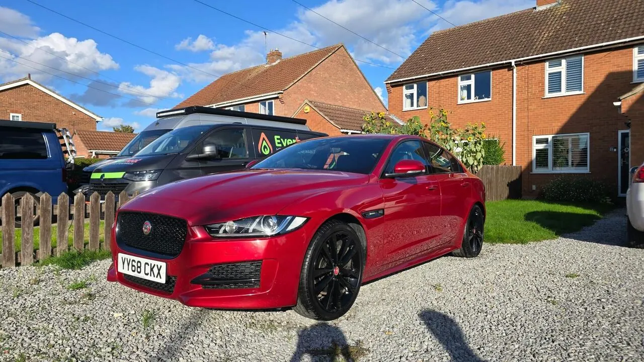 Jaguar Xe 2018 photo 2