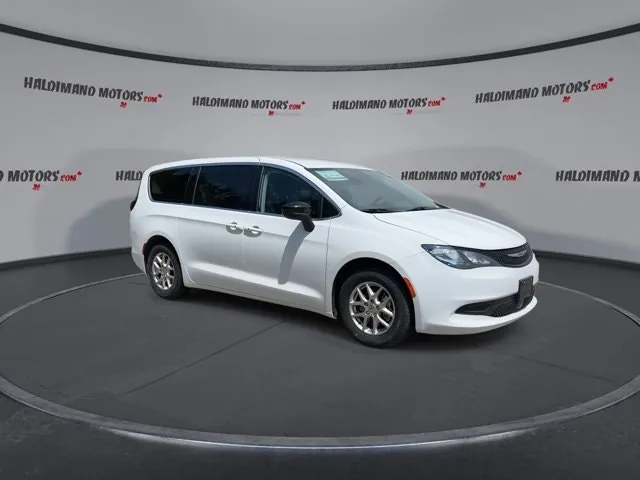 Chrysler Grand Caravan 2024 photo 2