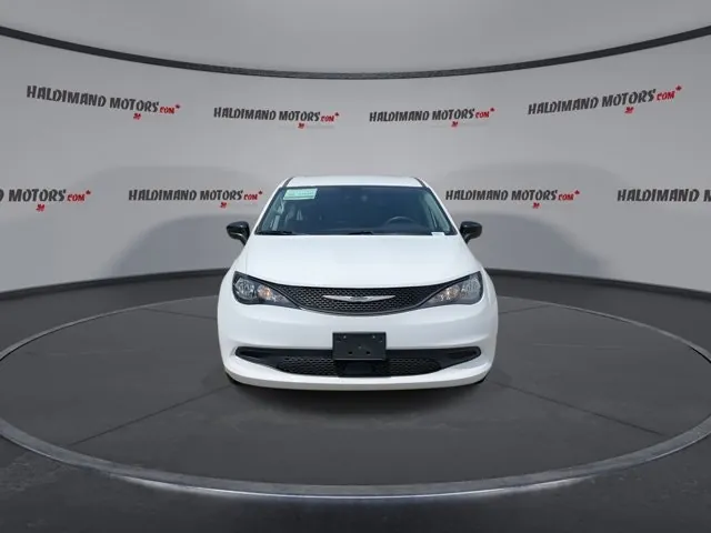 Chrysler Grand Caravan 2024 photo 3
